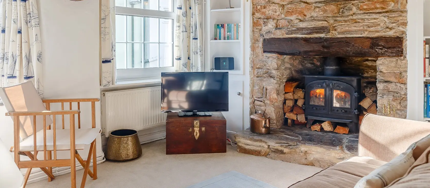 September Cottage, Brixham is a lovely semi-detached character cottage with an enclosed patio area that blends historic character and modern comfort. Nestled in the heart of Brixham, it's close to the harbour, perfect for couples and small families.