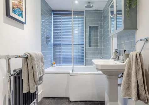 The bathroom at Ser A Mor, Brixham