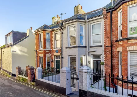 Ser A Mor is perfectly located within walking distance of the harbour, sea and an array of amenities in the town