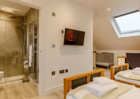 Bedroom #2 & en-suite shower room at Seven Gates, Upton