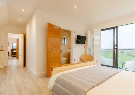 Bedroom #4 & en-suite shower room at Seven Gates, Upton