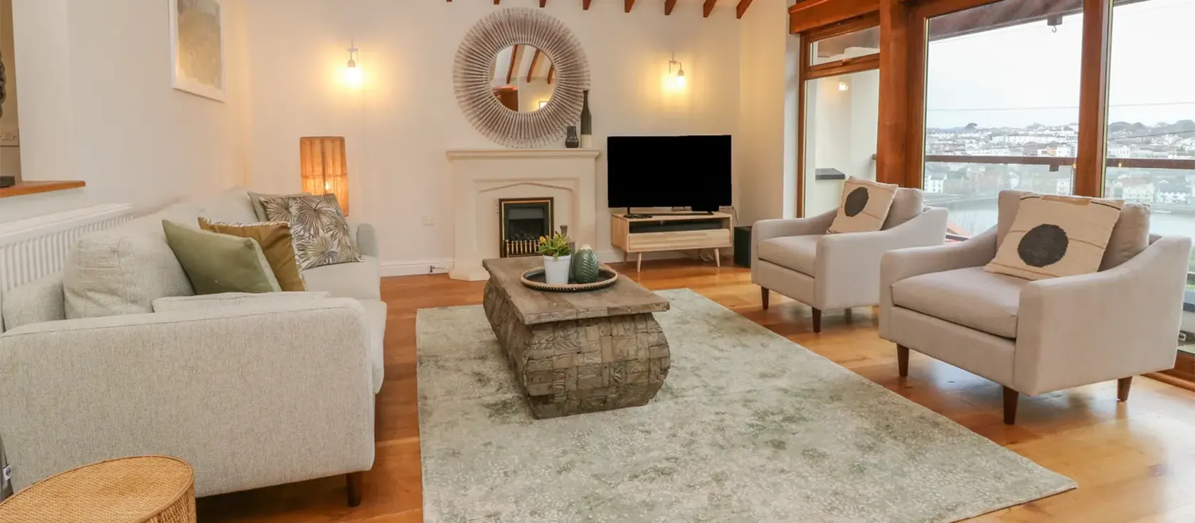 Feel at home in Shangri-La with a touch of luxury in all activities whether you're cooking, eating, relaxing in the sunroom, or sitting in the hot tub. The 4-bedroom house has an amazing panoramic view of Bideford & is to the town's attractions.