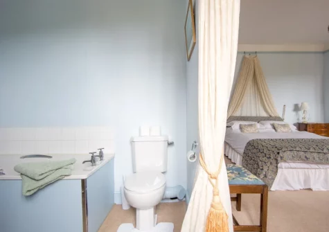 Bedroom #8 & en-suite bathroom at Sheafhayne Manor, Yarcombe