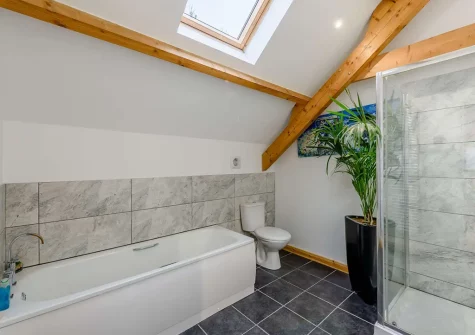 Bedroom#1 en-suite bathroom at Shearing Shed, Combe Martin