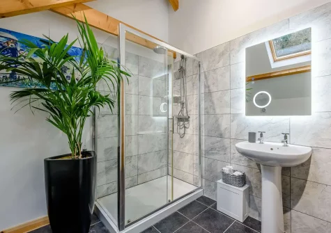 Bedroom#1 en-suite bathroom at Shearing Shed, Combe Martin