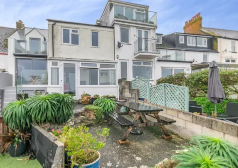 The patio garden & alfresco dining area at Shellseekers, Marazion