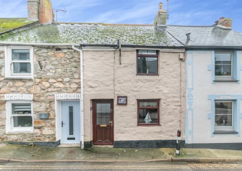 Shellseekers is an attractive, traditional, granite cottage with views towards St Michael's Mount