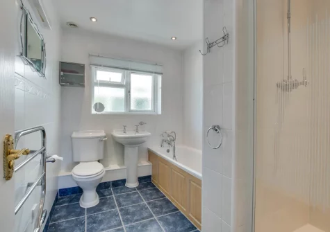 The bathroom at Shellseekers, Tregolds