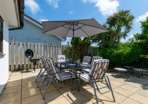 The garden patio, barbecue & alfresco dining area at Shellseekers, Tregolds