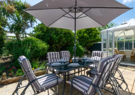 The garden patio & alfresco dining area at Shellseekers, Tregolds