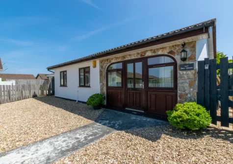 Shellseekers is a harming bungalow in a quiet cul-de-sac in Tregolds, within easy reach of the surrounding beaches