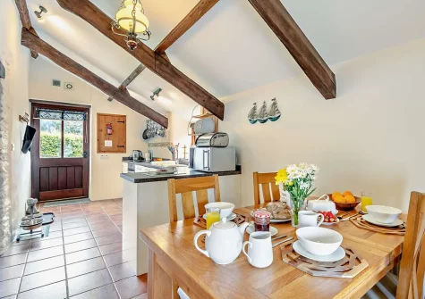 The kitchen & dining area at Shirleys Cottage, Bentwitchen