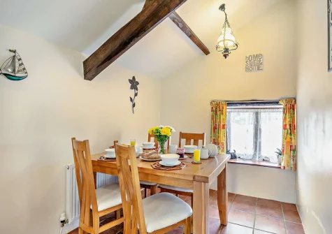 The dining area at Shirleys Cottage, Bentwitchen