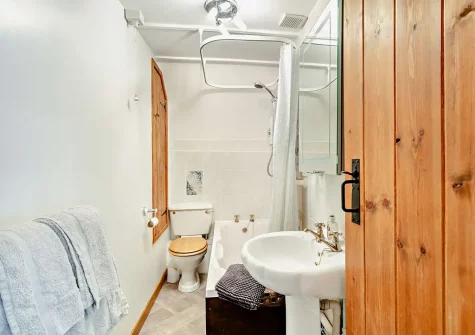 The bathroom at Shirleys Cottage, Bentwitchen