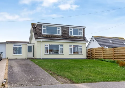 Shorelark is a perfectly positioned & spacious holiday home in a quiet residential area of Porthtowan with stunning sea views