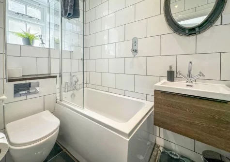 The bathroom at Shorewaters, Appledore