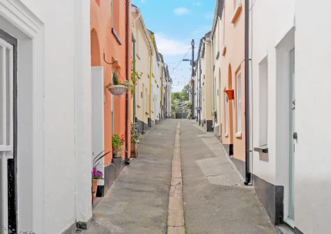 Shorewaters is a stunning waterfront 19th-century former fisherman's cottage in Appledore
