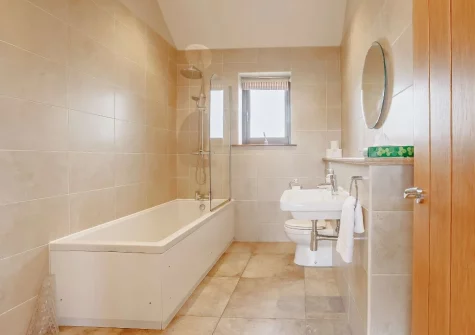 Bedroom #1 en-suite bathroom at Short Horn Barn, Launceston