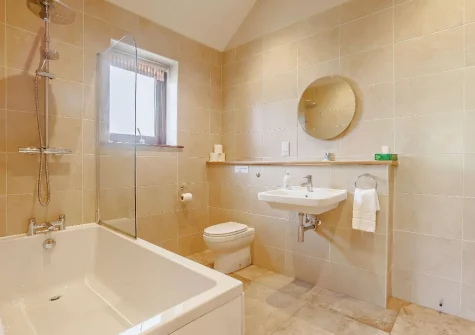 Bedroom #1 en-suite bathroom at Short Horn Barn, Launceston