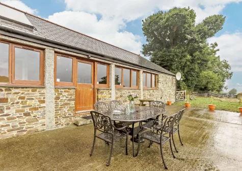 The rear patio & alfresco dining area at Short Horn Barn, Launceston