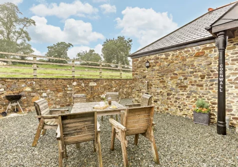 The patio, barbecue & alfresco dining area at Short Horn Barn, Launceston