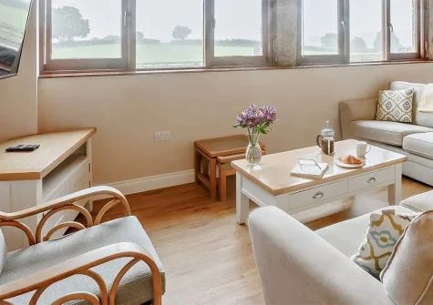 Short Horn Barn, Launceston is a beautifully presented single-storey barn conversion nestled in secluded countryside. Enjoy vaulted ceilings, original beams, and family facilities with easy access to Cornwall and Devon's finest coastal attractions.