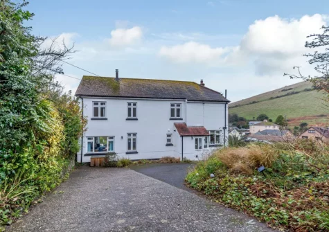 Silver Seas is a beautiful, stylish detached house with magnificent sea views