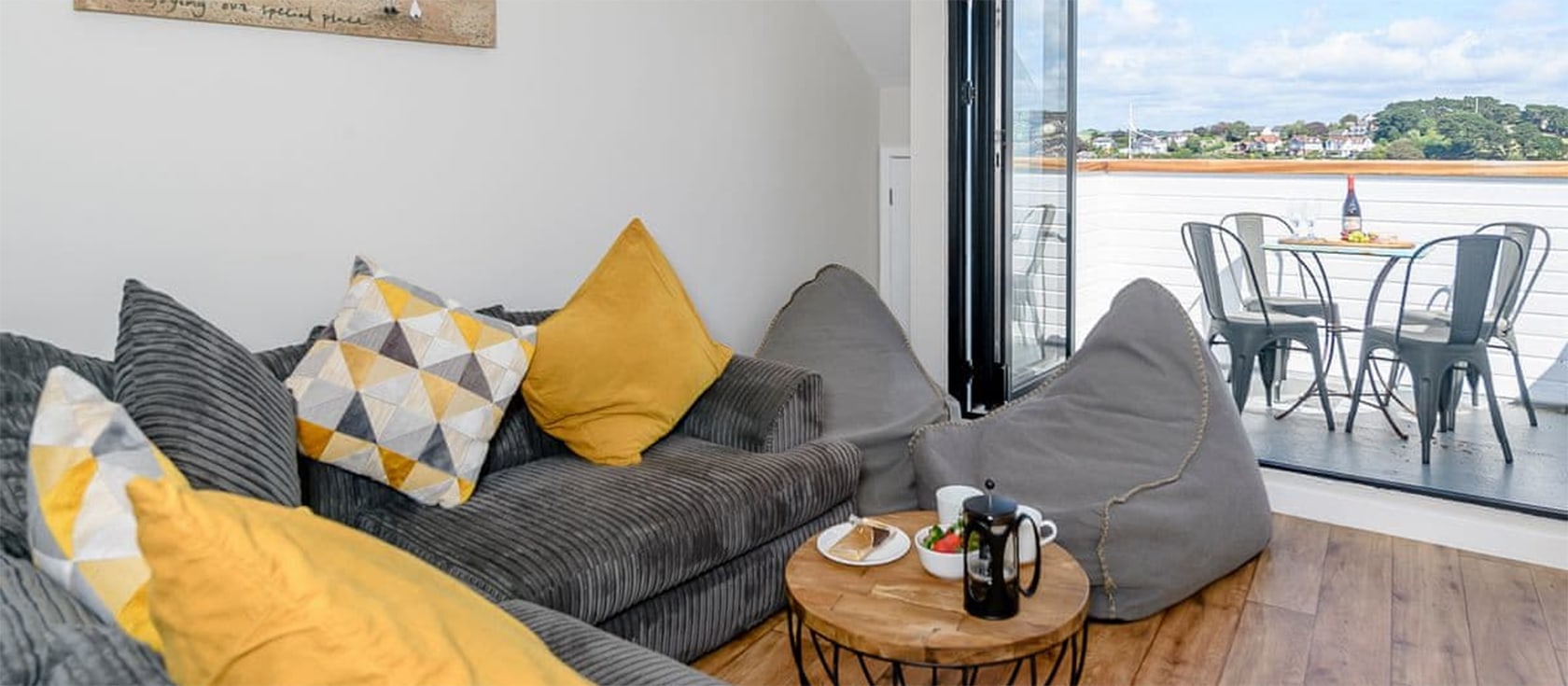 Silver Street, Bideford is a three bedroom two bathroom modernised townhouse with games room & balcony views. Luxuriously appointed with modern fully equipped kitchen it is a short walk from bars, shops, market & Bideford Quay. Sandy beaches nearby.
