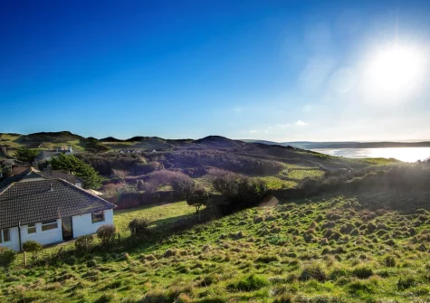 Silverthorne is a beautiful, single-storey holiday home with airy interiors, sea views & South West Coastal Path nearby