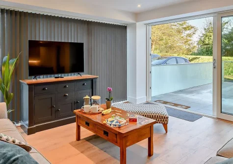 Skippers Corner, Plymouth is a stylish two-bedroom urban retreat near the city centre and Royal William Yard. Enjoy modern comforts, an enclosed patio, and easy access to coastal attractions and Plymouth's vibrant culture and heritage.