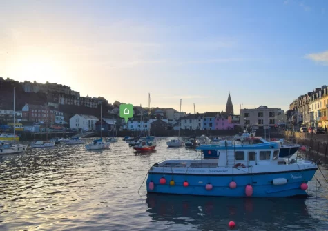 Skippers Cottage is less than 50 steps from the harbour beach with ample shops, pubs & restaurants on your doorstep