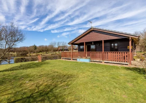Sky Lark Lodge 7 is a lakeside lodge set in 40 acre grounds showcasing natural beauty, with five fishing lakes fed by running water