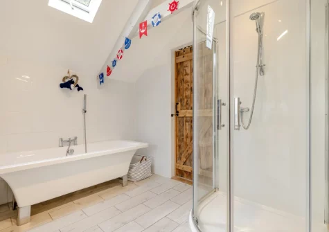 The en-suite bathroom at Skyber Riverview Barn, Tresarrett