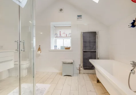 The en-suite bathroom at Skyber Riverview Barn, Tresarrett