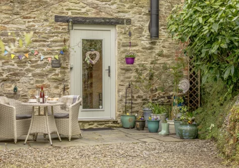 The patio & alfresco dining area at Skyber Riverview Barn, Tresarrett