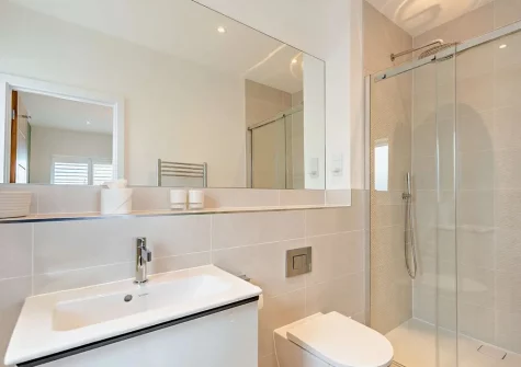 The shower room at Skybreak, Appledore