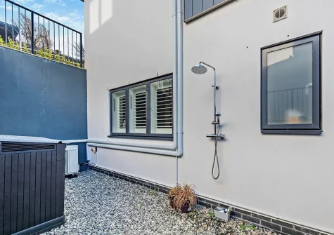 The outdoor shower at Skybreak, Appledore