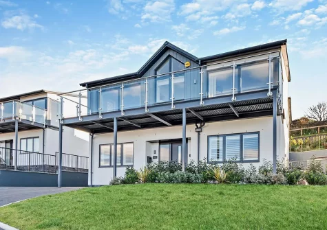 Skybreak is a fabulous luxury family retreat with panoramic sea views, balcony & private hot tub