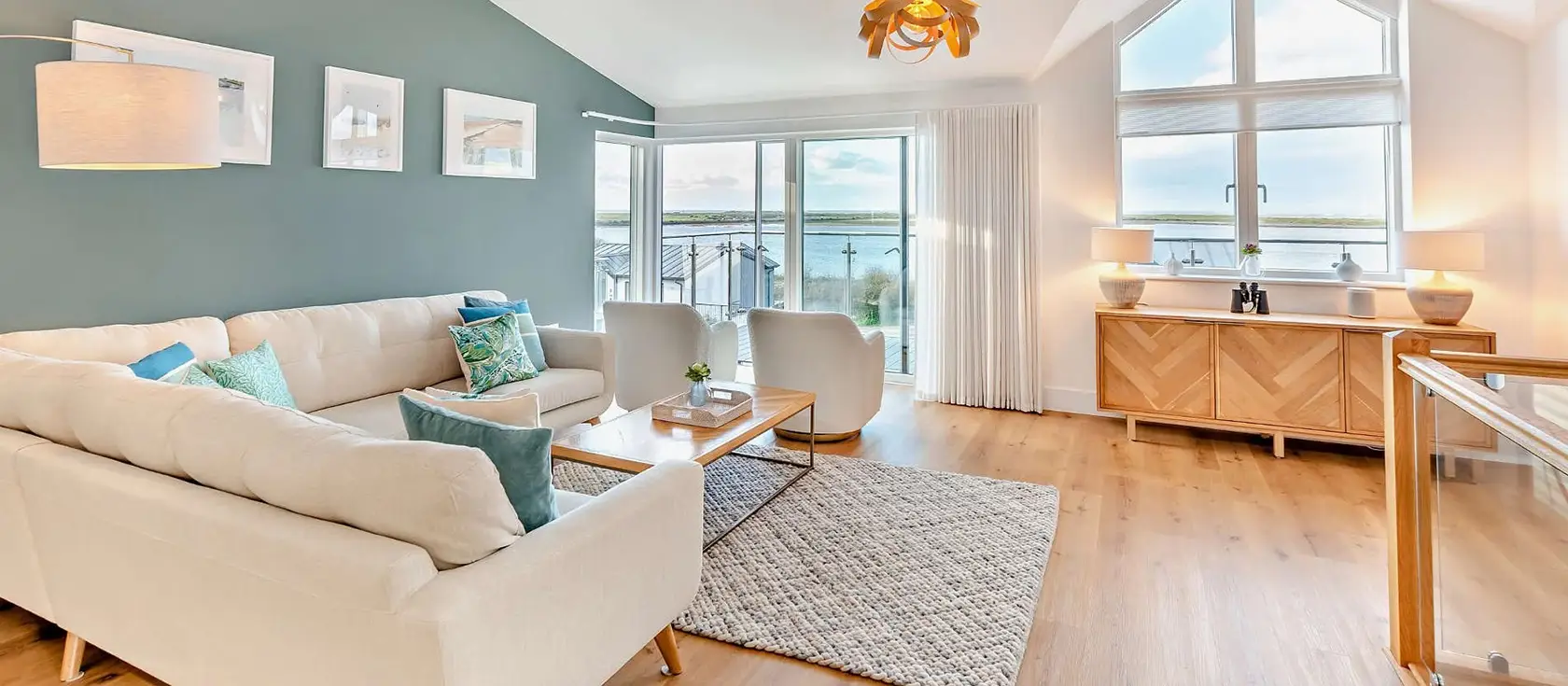 Skybreak, Appledore is a luxury four-bedroom coastal retreat with stunning panoramic sea views, a private hot tub, and a spacious balcony. It's perfectly positioned near Appledore's charming fishing village for unforgettable family holidays.