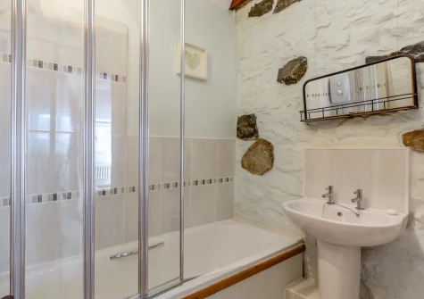 The bathroom at Slipway Cottage, 8 Back Lane, St Ives
