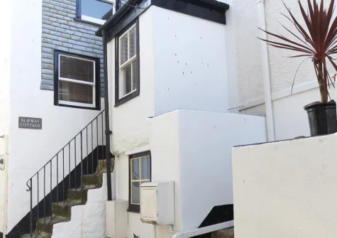 Slipway Cottage is a charming characterful holiday home situated in a pedestrian lane just off St Ives' bustling wharf