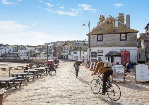 Situated in a pedestrian lane just off the bustling wharf, the sights & sounds of St Ives are right on your doorstep