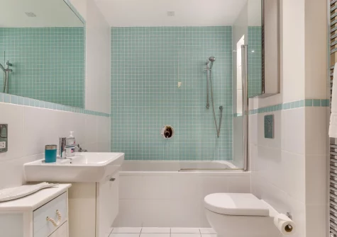 The bathroom at Slipway, Fowey