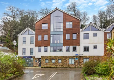 Slipway is a charming apartment that offers a convenient location for scenic strolls int