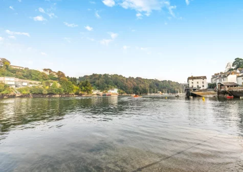 Slipway is estled on the outskirts of town, a mere 100 metres from the riverbank & ferry crossing