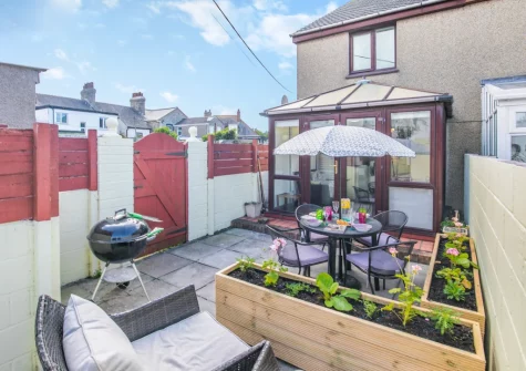 The enclosed courtyard garden, barbecue & alfresco dining area at Smithy Cottage, Marazion