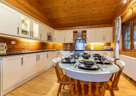 The kitchen & dining area at Snow Goose Lodge 16 at Clovelly Lakes, Higher Clovelly
