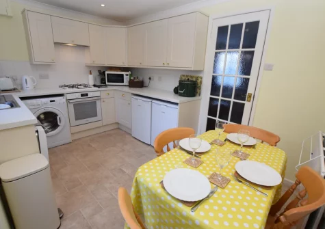 The kitchen & dining area at Snowdrops, Beer
