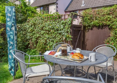 The patio, alfresco dining area & garden at Snowdrops, Beer
