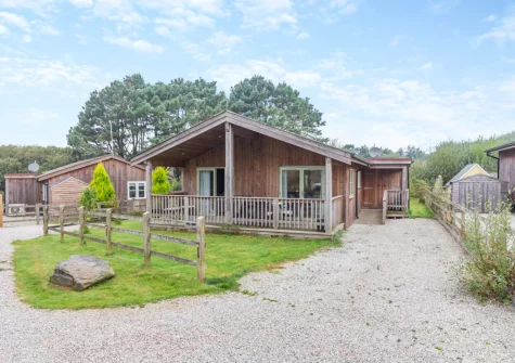 Snowy Owl is an eco-friendly lodge with three coarse fishing lakes on site and plentiful woodland walks